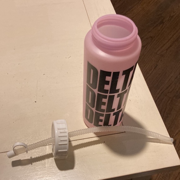 LIKE NEW! TRI DELTA THETA ATHLETIC WATER BOTTLE W/ SCREW TOP & STRAW! 20 OZ. - Picture 3 of 3
